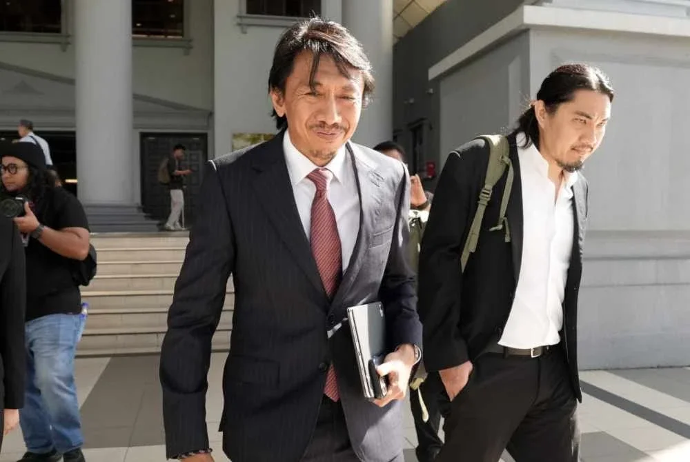 Peguam, Datuk Amer Hamzah Arshad (kiri) mewakili Ismail Sabri.
