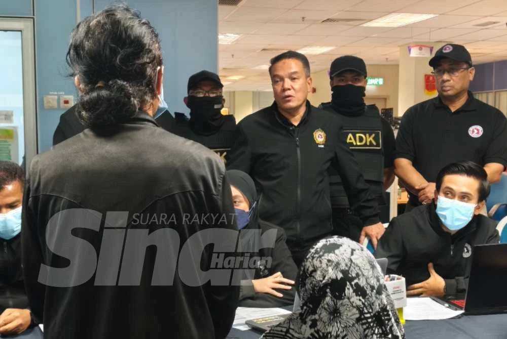 Pasangan suami isteri warga emas ditahan AADK di rumahnya di Jalan Gambang pada Khamis. Foto SINAR HARIAN/NORAWAZNI YUSOF