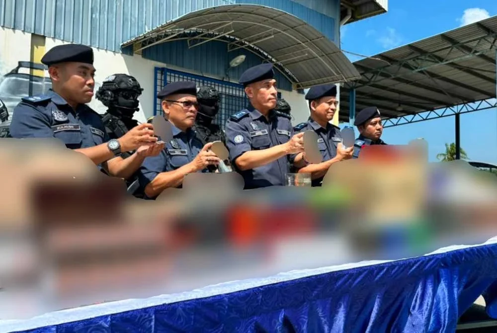 Aminul Izmeer (tengah) menunjukkan barangan seludup yang dirampas.