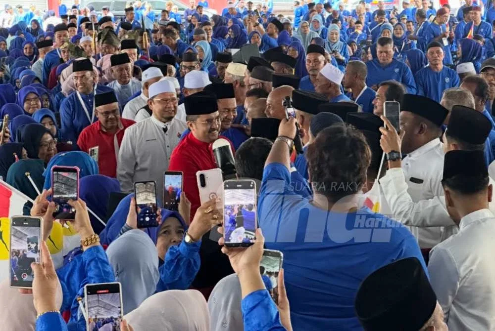 Dr Asyraf Wajdi (tengah) yang dikerumuni penyokong BN di Tanah Merah. Foto SINAR HARIAN/ADILA SHARINNI WAHID