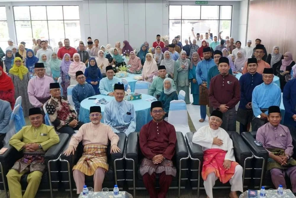 ZULKIFLI (duduk, tengah) bergambar kenangan selepas menyempurnakan Majlis Peluncuran Waqaf Taqwa Berhad di TTDI, Kuala Lumpur baru-baru ini.