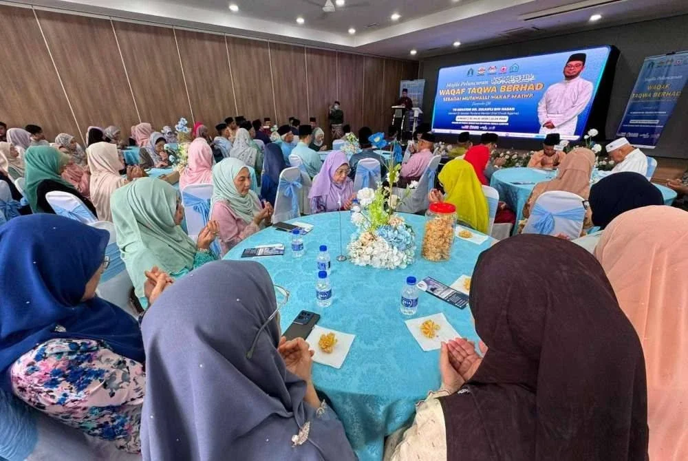 HADIRIN kusyuk mendengar ucapan perasmian Majlis Peluncuran Waqaf Taqwa Berhad.