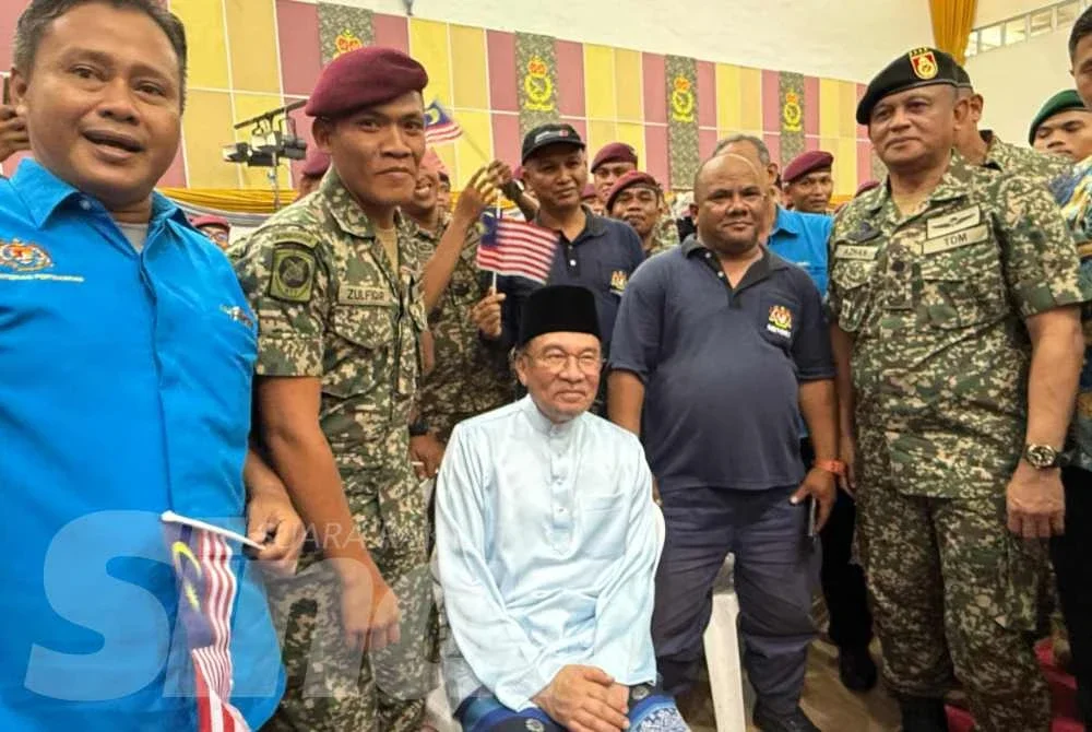Anwar bergambar bersama tetamu semasa hadir Program Semarak Kenegaraan di Dewan Serbaguna Kem Terendak pada Jumaat.