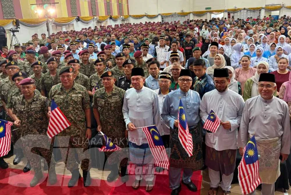 Anwar pada Program Semarak Kenegaraan di Dewan Serbaguna Kem Terendak pada Jumaat. 
