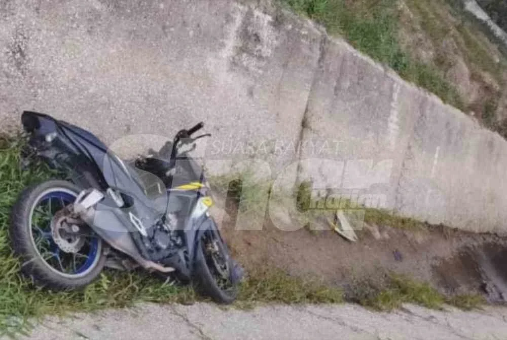 Mangsa menunggang motosikal seorang diri dari arah Teluk Intan menuju Sabak Bernam dipercayai hilang kawalan sebelum terbabas ke dalam longkang.