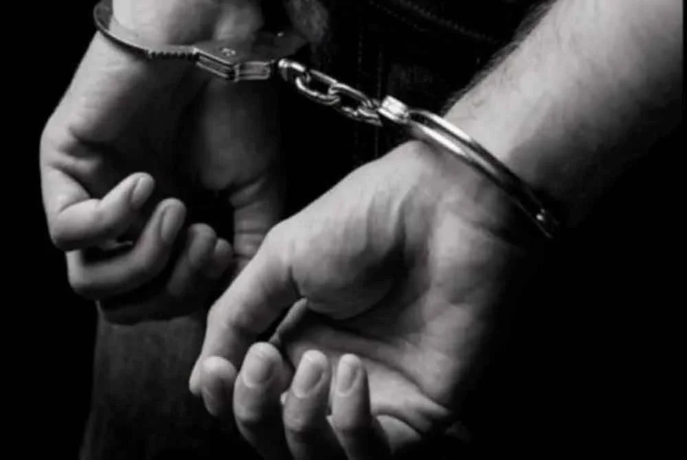 Seorang lelaki ditahan polis bagi membantu siasatan dakwaan mendera secara fizikal dan melakukan gangguan seksual terhadap dua anak lelakinya. Gambar hiasan