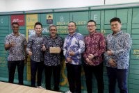 Vincent (dua, kiri) bersama Syed Redza Algadrie (tiga, kiri) dan Pengurus Pengurusan Yoyi Station, Wang Hui (empat, kiri) pada majlis menandatangani MoU antara J&T Express, Pride Prasarana dan Yoyi Station di Ibu Pejabat J&T Express, KL Eco City pada Khamis. Foto Bernama