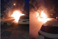 Empat buah kereta yang diparkir di kawasan semak berhampiran lampu isyarat Jalan Sungai Pinang, Jelutong terbakar. 