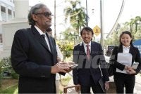 Amer Hamzah bersama rakan peguam yang mewakili Ismail Sabri di Kompleks Mahkamah Kuala Lumpur. FOTO: SINAR HARIAN/ROSLI TALIB 