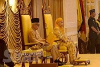 Tuanku Muhriz membacakan titah ketika Majlis Istiadat Pelantikan dan Mengangkat Sumpah Ahli Mesyuarat Kerajaan Negeri Sembilan di Istana Besar Seri Menanti