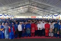 Dr Asyraf (tengah) yang hadir di Tanah Merah pada Jumaat.
FOTO: ADILA SHARINNI WAHID
