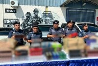 Aminul Izmeer (tengah) menunjukkan barangan seludup yang dirampas.