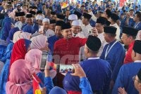Dr Asyraf Wajdi (tengah) berswafoto dengan hadirin pada mesyuarat Perwakilan UMNO Bahagian Tanah Merah. Foto SINAR HARIAN/ADILA SHARINNI WAHID

