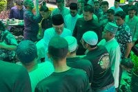 Anwar tiba di Masjid Ar-Rasyidin untuk menunaikan solat Jumaat.