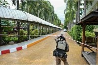 Seorang anggota polis mengawal lokasi kejadian tembakan di sebuah di wilayah Nonthaburi, utara Bangkok pada Jumaat. FOTO: AFP 