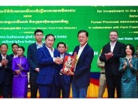 Pengarah Urusan Kumpulan merangkap Ketua Pegawai Eksekutif Kumpulan Farm Fresh Berhad, Loi Tuan Ee (kanan) dan Gabenor Wilayah Pursat, Khoy Rida (kiri) ketika meraikan majlis menandatangani memorandum persefahaman bagi projek Farm Fresh Pursat.