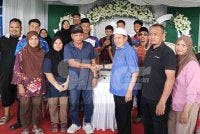 Ahmad (empat dari kanan) ketika program ziarah di Kampung Parit Keroma Laut, Pontian pada Jumaat.