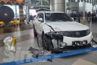 Keadaan kenderaan selepas merempuh cermin pintu di ruangan balai berlepas KKIA.