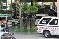Polis bersenjata berjalan melalui kawasan sekolah selepas insiden tembakan di daerah Bang Kruai, wilayah Nonthaburi, utara ibu negara Thailand, Bangkok, pada Jumaat. Foto: AFP