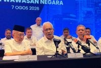 Hamzah (tengah) ketika sidang media selepas EGM Wawasan di Petaling Jaya, pada Jumaat.