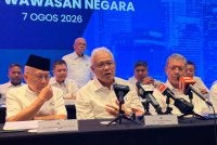 Hamzah (tengah) ketika sidang media selepas EGM Wawasan di Petaling Jaya pada Jumaat.