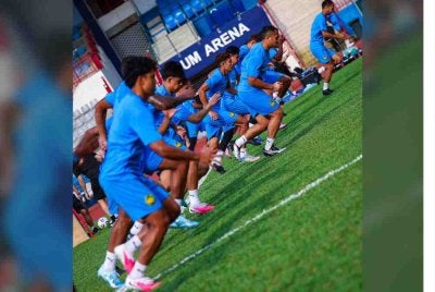 Pemain Harimau Malaya menjalani latihan sebagai persiapan menghadapi Filipina di Cheras pada Sabtu malam. Foto Malaysia NT