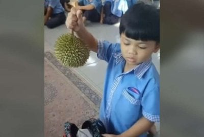 Affan Maleeq membawa durian ke Tabika Kemas untuk dihadiahkan kepada gurunya.