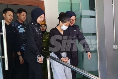 Nurshazwen (depan) didakwa di Mahkamah Majistret Kluang pada Jumaat.