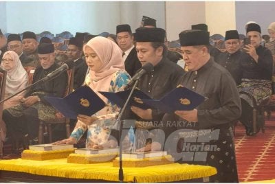 Antara ADUN yang mengangkat sumpah jawatan sebagai Ahli Majlis Mesyuarat Kerajaan Negeri (Exco) Negeri Sembilan di hadapan Yang di-Pertuan Besar Negeri Sembilan, Tuanku Muhriz Tuanku Munawir di Istana Besar Seri Menanti pada Jumaat.