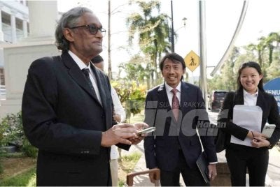 Amer Hamzah bersama rakan peguam yang mewakili Ismail Sabri di Kompleks Mahkamah Kuala Lumpur. FOTO: SINAR HARIAN/ROSLI TALIB 