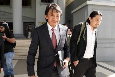 Peguam, Datuk Amer Hamzah Arshad (kiri) mewakili Ismail Sabri.