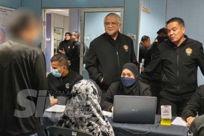 Mahadzir bertanya sesuatu kepada pasangan warga emas yang ditahan selepas sidang akhbar di pejabat AADK Pahang di Indera Mahkota di sini pada Jumaat. Foto SINAR HARIAN/NORAWAZNI YUSOF