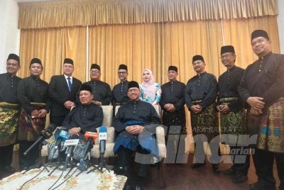 Ismail(duduk, kiri) bersama Barisan Exco Kerajaan Negeri Sembilan