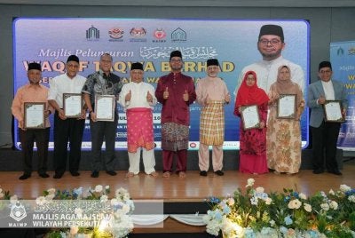 ZULKIFLI (tengah) bersama para penyumbang awal Waqaf Taqwa Berhad. 