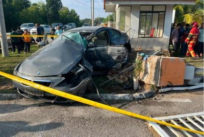 Keadaan kereta yang dipandu mangsa selepas terlibat dalam kemalangan di di Jalan Kuala Terengganu-Kuantan, Marang pada Jumaat. - Foto: Polis 