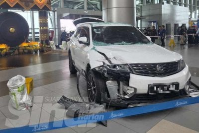 Keadaan kenderaan selepas merempuh cermin pintu di ruangan balai berlepas KKIA.