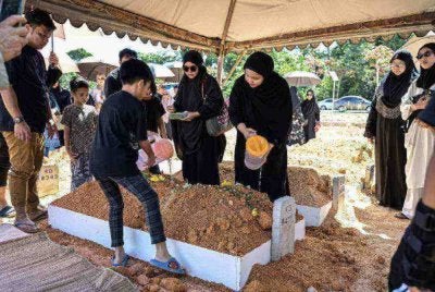 Ahli keluarga menyiram air di atas pusara jenazah Tun Mohamed Eusoff Chin selepas selesai urusan pengebumian di Tanah Perkuburan Islam Seksyen 9, Kota Damansara, Petaling Jaya pada Jumaat.
Mohamed Eusoff berkhidmat sebagai Ketua Hakim Negara kedua Malaysia dari September 1994 hingga Disember 2000.
--fotoBERNAMA (2026) HAK CIPTA TERPELIHARA
PETALING JAYA, Aug 7 -- Family members sprinkle water on the grave of former Chief Justice of Malaysia, the late Tun Mohamed Eusoff Chin, following his burial at the Section 9 Muslim Cemetery in Kota Damansara today.
Mohamed Eusoff served as Malaysia’s second Chief Justice from September 1994 to December 2000.
--fotoBERNAMA (2026) COPYRIGHT RESERVED