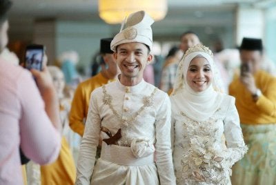 GUGUR kewajipan untuk menghadiri jemputan kenduri kahwin sekiranya terdapat keuzuran yang tidak dapat dielakkan seperti perjalanan yang jauh dan membebankan. 