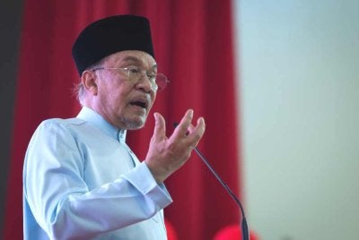 Anwar menyampaikan ucapan pada majlis Perasmian Karnival Gelombang Madani Masjid Tanah di Kompleks Sukan Masjid Tanah, pada Jumaat. Foto Bernama
