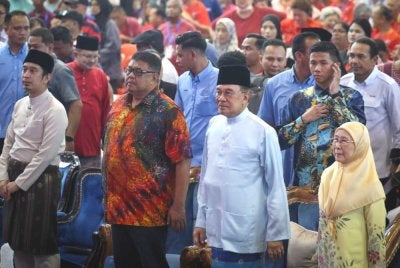 Anwar (dua, kanan) dan Wan Azizah (kanan) semasa hadir pada majlis Perasmian Karnival Gelombang Madani Masjid Tanah di Kompleks Sukan Masjid Tanah pada Jumaat. Foto Bernama