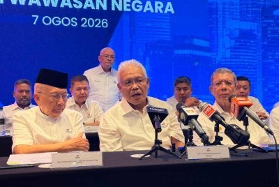 Hamzah (tengah) ketika sidang media selepas EGM Wawasan di Petaling Jaya, pada Jumaat.