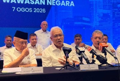 Hamzah (tengah) ketika sidang media selepas EGM Wawasan di Petaling Jaya pada Jumaat.