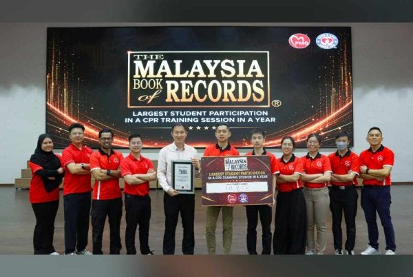 PMG Healthcare Group cipta MBOR bagi kategori Penyertaan Pelajar Terbesar dalam Latihan CPR dalam Setahun apabila berjaya melatih 14,813 pelajar menerusi kempen ‘Save A Life, Learn CPR’.