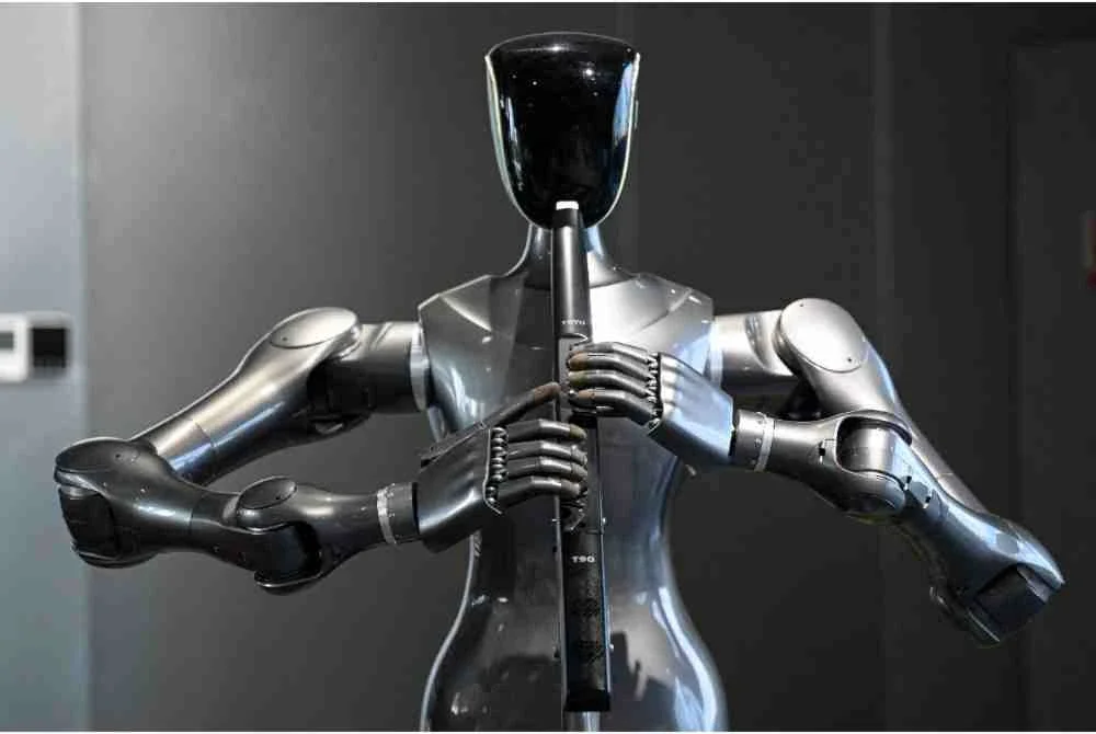 Robot Xuanwuji keluaran Institut Penyelidikan Robot Universiti Zhejiang memainkan seruling di Sekolah Robot Hangzhou, di wiilayah Zhejiang. Foto: AFP