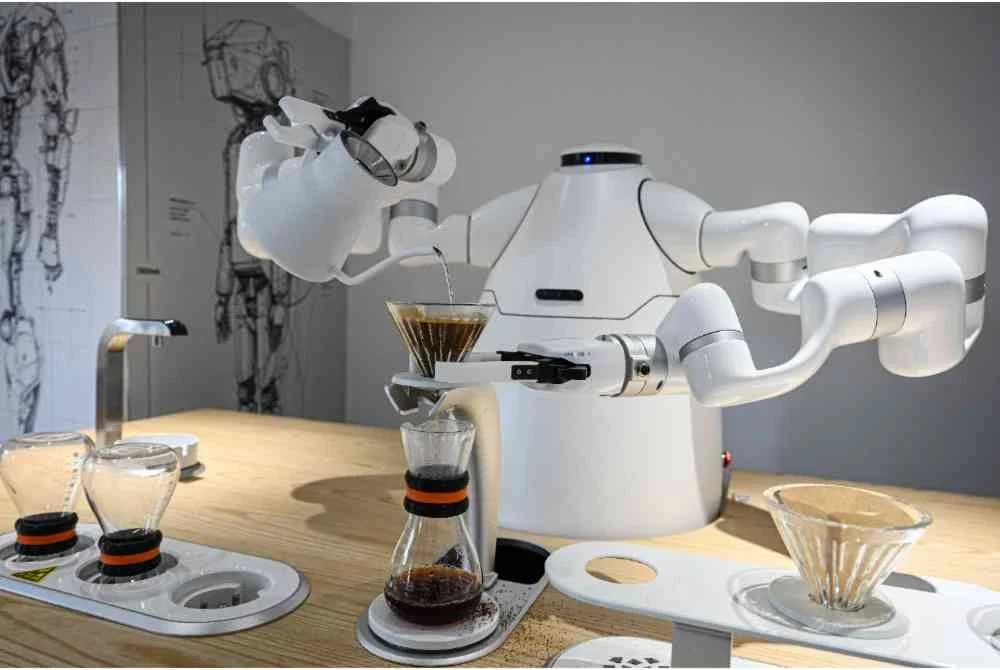 Robot unik yang berkebolehan untuk menyediakan kopi. Foto: AFP