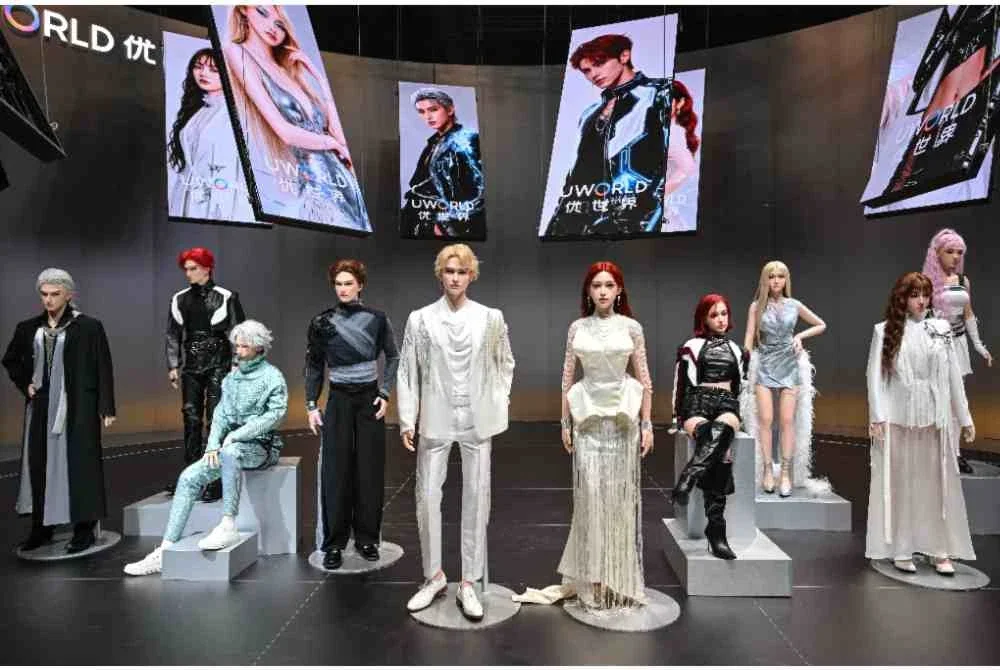 Robot android mirip manusia, U1 keluaran UWORLD dilengkapi AI direka untuk menawarkan sokongan emosi kepada individu yang kesunyian. Foto AFP