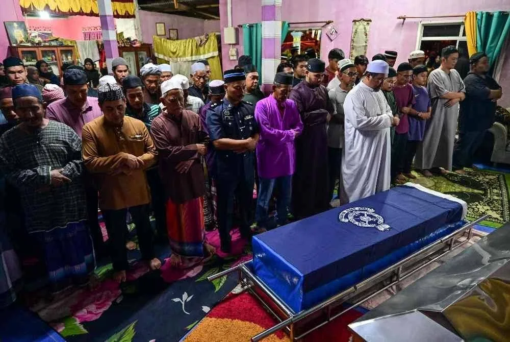 Ahli keluarga serta kenalan menunaikan solat jenazah Konstabel Muhammad Raimi Ismarubee, 26, yang maut dipercayai akibat terkena renjatan elektrik di Felda Kerteh 2, malam tadi.