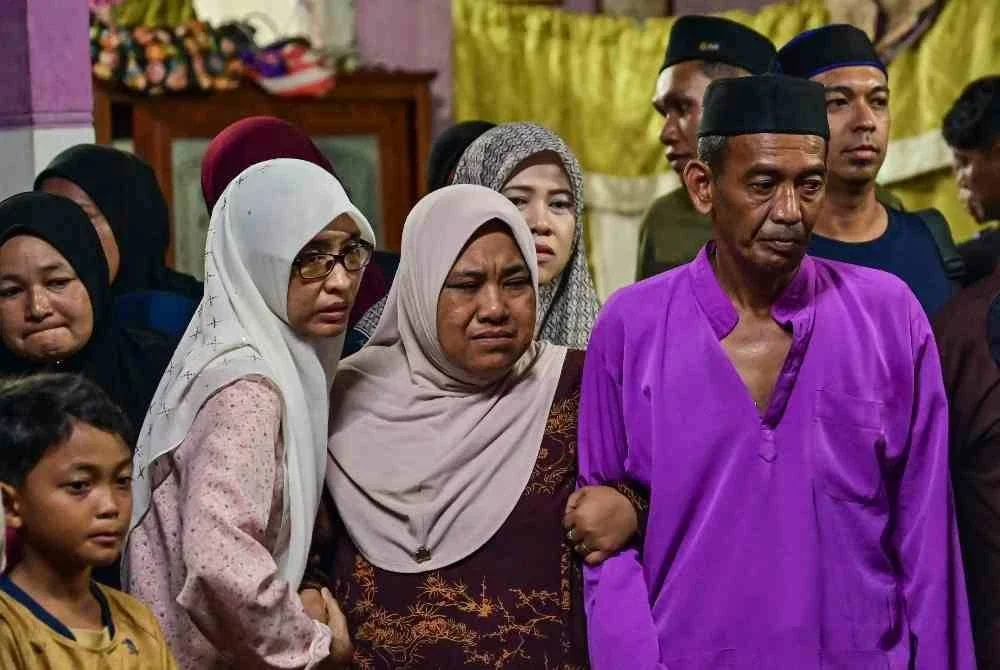 DUNGUN, 8 Ogos -- Bapa, Ismarubee Ismail, 51 (kanan) bersama isteri, Nor Azila Zakaria 46 (tengah) tidak dapat menahan kesedihan semasa jenazah anaknya Konstabel Muhammad Raimi Ismarubee, 24, yang maut dipercayai akibat terkena renjatan elektrik tiba di kediamannya di Felda Kerteh 2, malam ini.
--fotoBERNAMA (2026) HAK CIPTA TERPELIHARA