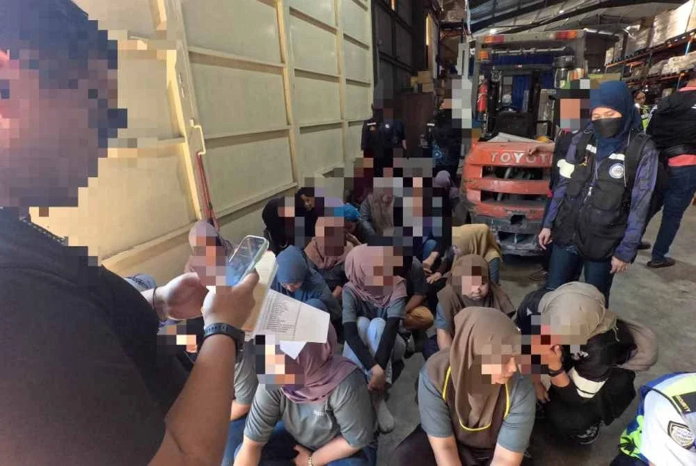 Antara warga Indonesia yang ditahan dalam operasi JPN di sebuah kilang di Klang pada Khamis. Foto: JPN