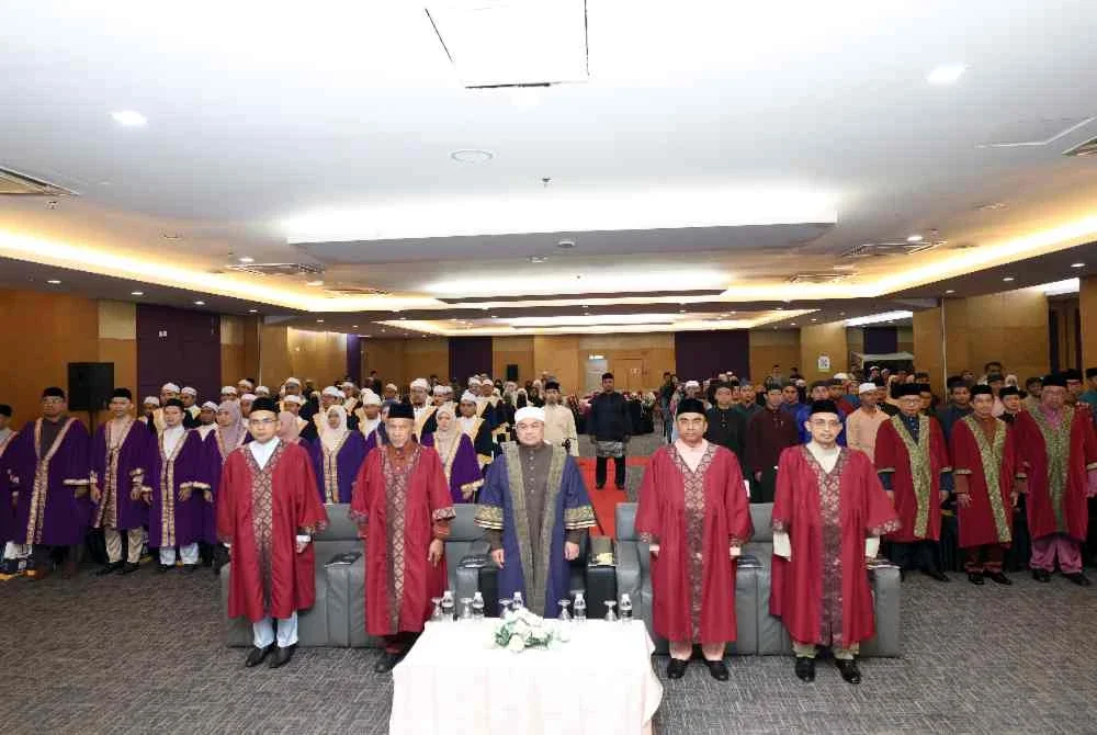 Mohd Sukki (tengah) bersama graduan pada Program Iltizam Huffaz YIPP yang diadakan di Kepala Batas pada Sabtu.